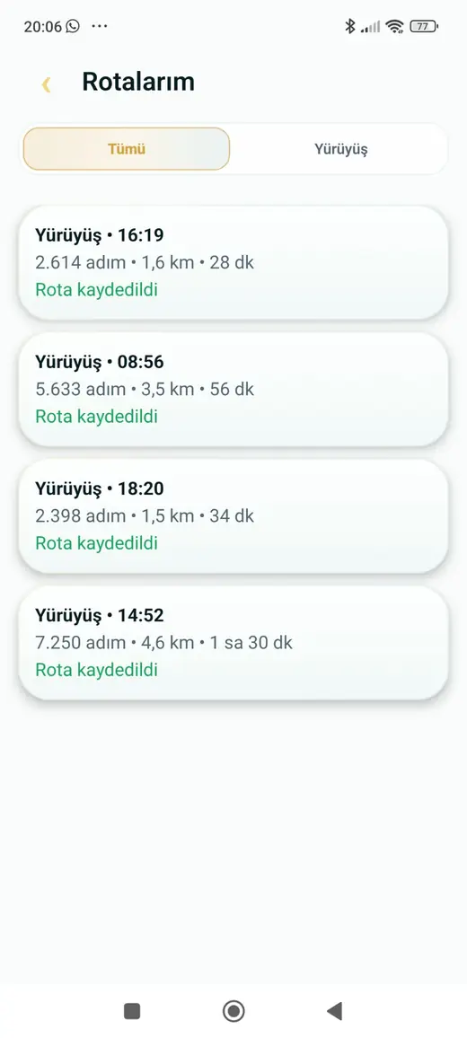 AdımAura kayıtlı yürüyüş rotaları ekranı açık tema